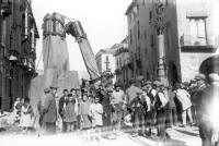 Foto històrica (1924) de l'enderrocament d'un dels fanals de Gaudí a Vic.